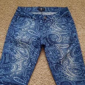 Lightweight jeans with paisley print